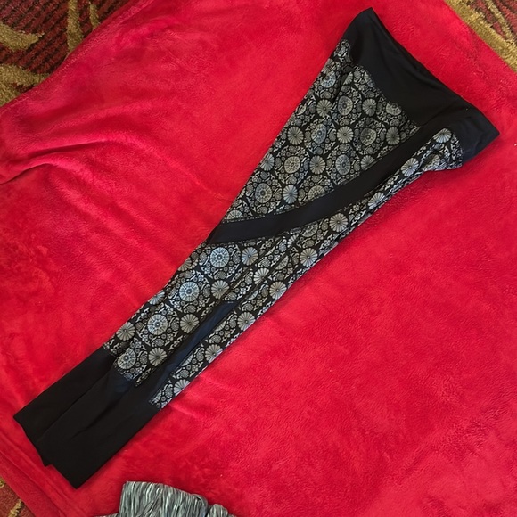 3 pair of leggings all size small - Picture 7 of 9